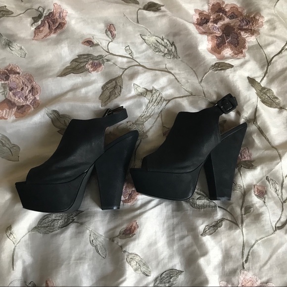 Steve Madden Shoes - Steve Madden peep toe chunky platform heel 🍭